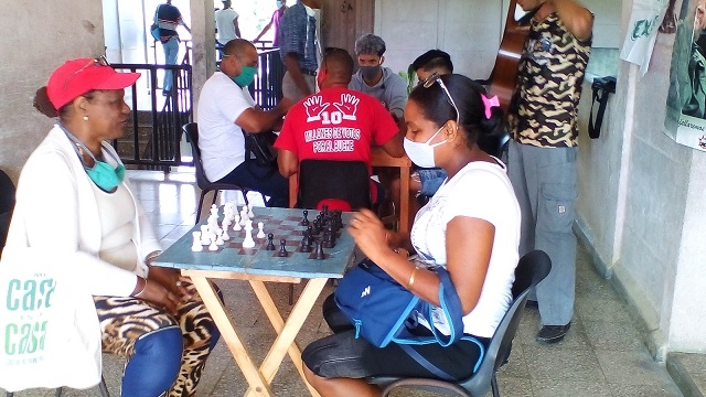 Juegos de mesa organizados en el Jamal, Baracoa