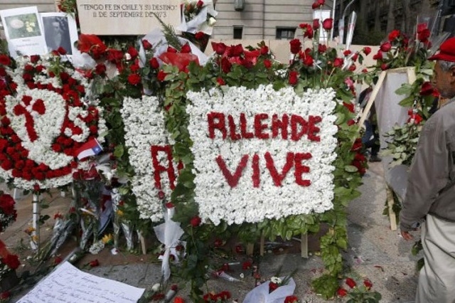 Ofrendas florales en Chile en recordación a Salvador Allende