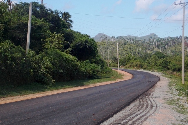 1.5 kilometros se pavimentaron del vial Moa-Baracoa