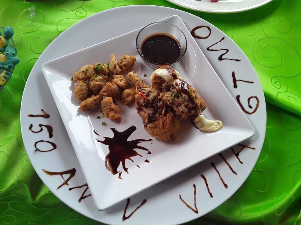 Un plato de pollo relleno con arroz con vegetales, acompañado con salsa de chocolate resultó el ganador de su categoría en el Concurso "Sabores de mi cuidad"