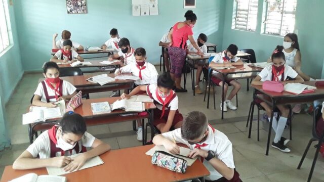 Docentes guantanameros se preparan para reinicio del curso en septiembre