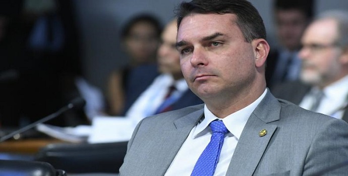 Fiscalía brasileña acusa a senador hijo de Bolsonaro por corrupción
