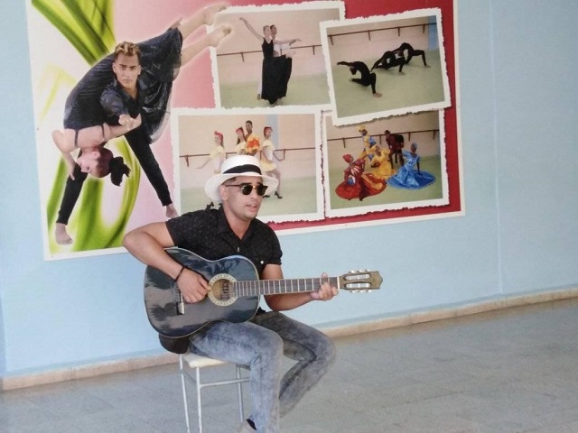 Cantautor guantanamero Claudio Casal formó parte del grupo de artistas guantanameros que brindó su arte en hospitales de campaña y centros de aislamiento en Guantánamo.