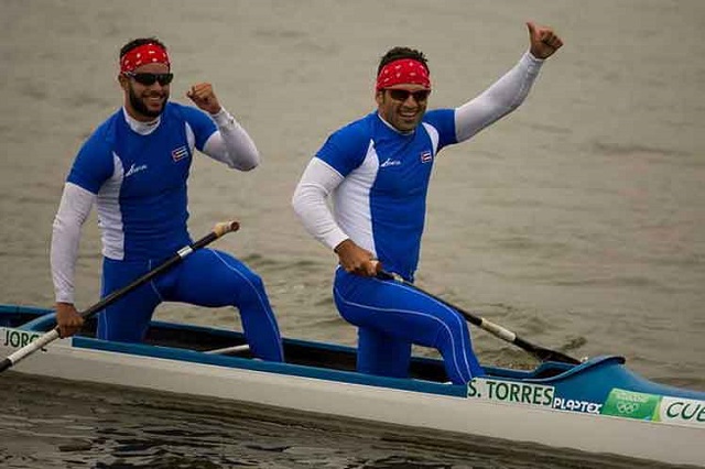 Canotaje cubano entrena en la presa Hanabanilla con la mira en Tokio 2020