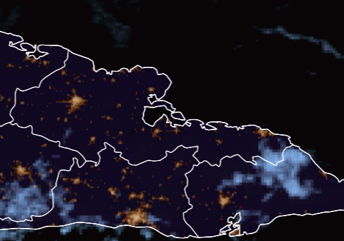Destello luminoso intenso (verde=color falso) al ESE de la Bahía de Nipe, obtenido por el sensor de relámpagos (GLM) del satélite GOES-East. Imagen: Dakota Smith-@weatherdak
