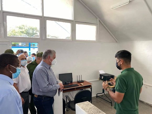 Presidente cubano visita Universidad del Deporte en La Habana