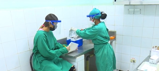 Guantanameras frente a la pandemia en  laboratorio clínico