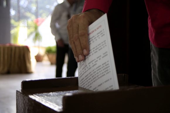 Delegados del 8vo Congreso del Partido eligen Comité Central: Raúl fue el primero en votar