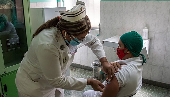 Avanza en Cuba intervención sanitaria con Soberana Plus, en trabajadores de salud convalecientes de covid-19