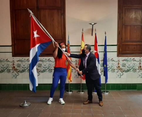 Yaimé POérez recibe la bandera en España