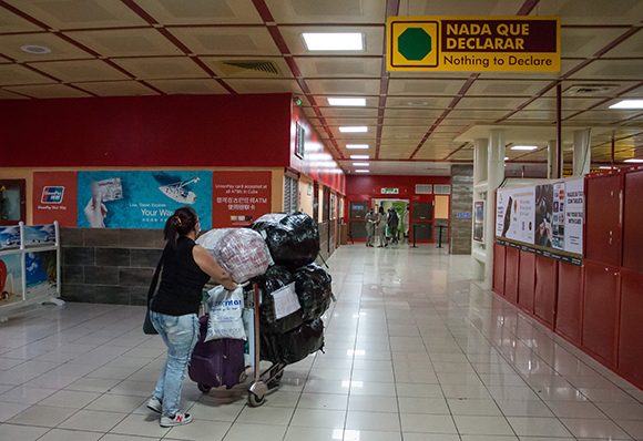 Constata Primer Ministro de Cuba preparación de aeropuertos para el arribo de viajeros