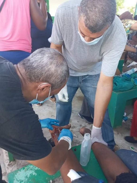 Colaboradores cubanos brindan apoyo en zonas afectadas por sismo en Haití. Foto: Misión Médica en Haití.