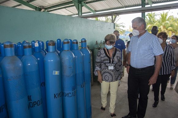 Visitó Díaz-Canel instituciones decisivas en la producción de oxígeno medicinal