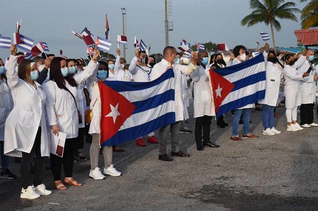 Médicos de Cuba regresan desde Qatar tras combatir la Covid-19