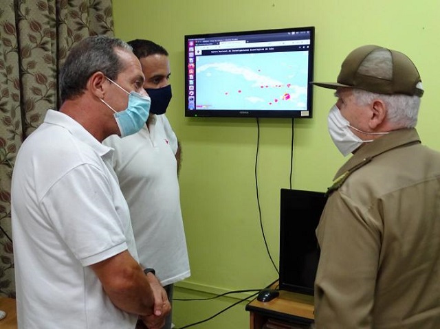 En visita al CENAIS, Ramiro Valdés indaga sobre sismos perceptibles en el oriente de Cuba