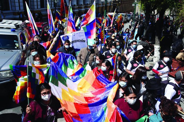 
Expectación en Bolivia ante movilizaciones por ultraje a la wiphala