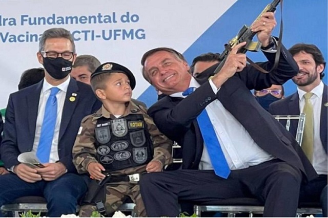 Reproches a Bolsonaro por vincular infancia con armas en Brasil