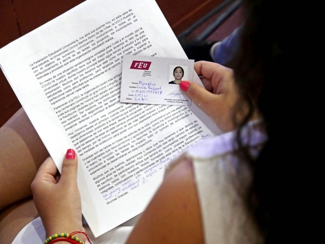 Entregan carnet de la FEU a estudiantes de primer año de la Universidad de Guantánamo