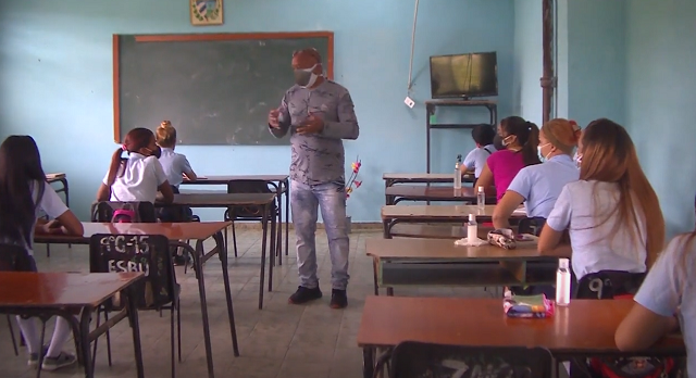 Escuelas de San Antonio del Sur y Baracoa recibieron a sus alumnos
