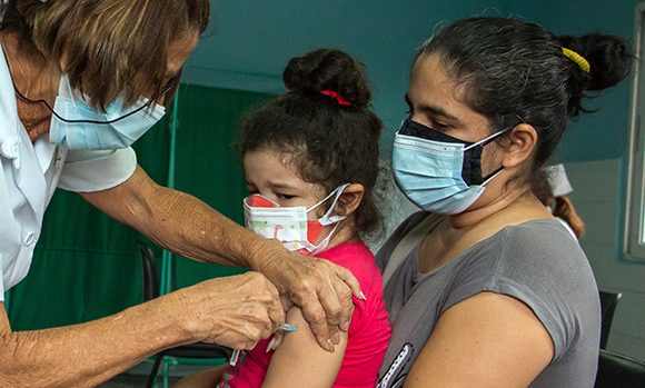 Arrancó en Guantánamo vacunación a convalecientes pediátricos de COVID-19