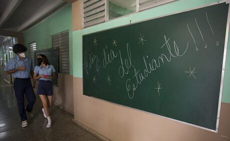 Felicitan autoridades a estudiantes cubanos en su día