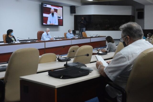 Presidente de Cuba debate con expertos sobre dinámica de población