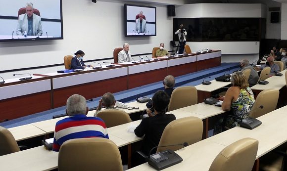 Intercambio entre el presidente cubano Miguel Díaz-Canel y un grupo de creadores destacados y directivos del sector de la Cultura. Foto: Estudios Revolución