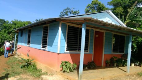 Benefician en Guantánamo a familias serranas con construcción de viviendas alternativas
