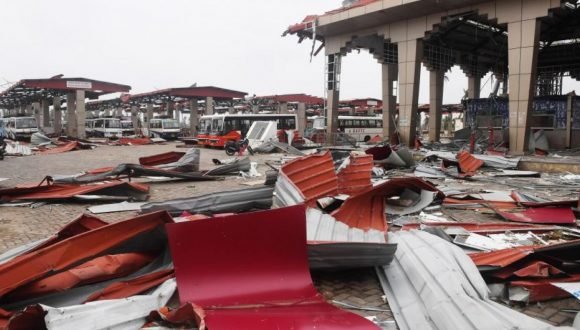 El ciclón Fani ha causado en Bangladesh y la India múltiples muertos y ha dañado a su paso decenas de miles de viviendas y hectáreas de terreno agrícola. Foto: AFP.