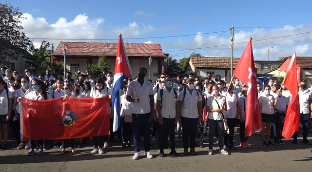 Celebran universitarios guantanameros aniversario 99 de la FEU 