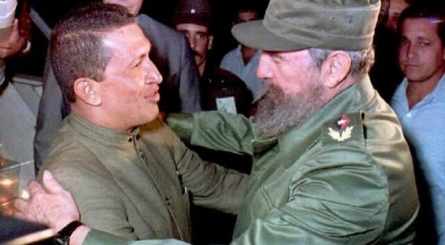 Hugo Chávez y Fidel Castro, la noche de su primer encuentro en La Habana, el 13 de diciembre de 1994.