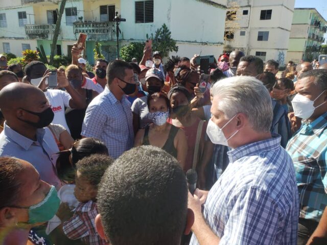 Intercambia Presiente Cubano, Miguel Díaz Canel, con pobladores del municipio de Manuel Tames, Guantánamo