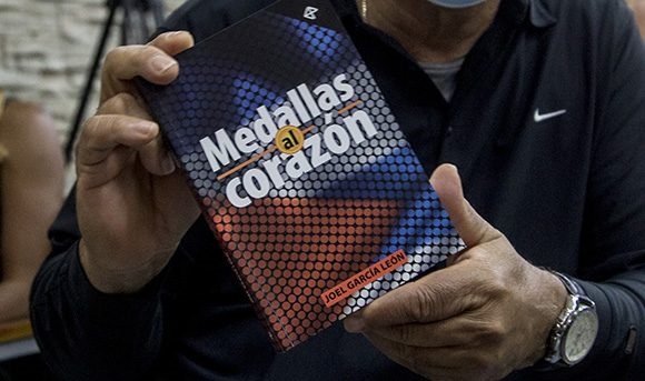 Presentan libro sobre glorias del deporte