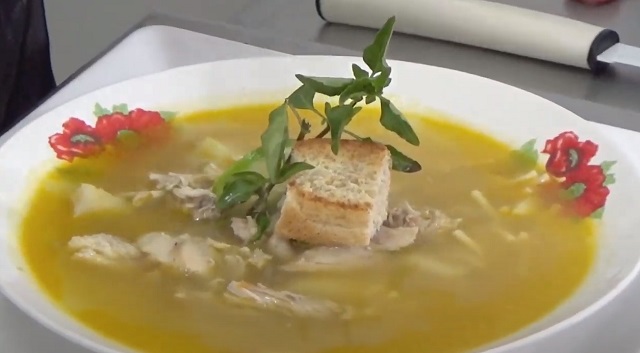 Sopa de pollo: un plato tradicional y nutritivo 