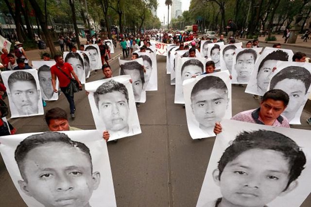 López Obrador afirma sigue investigación de normalistas de Ayotzinapa
