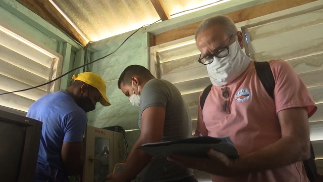 Brigada de fuentes renovables de la Empresa Eléctrica Guantánamo atiende sistema fotovoltaico del Cuerpo de guardabosques en municipio El Salvador
