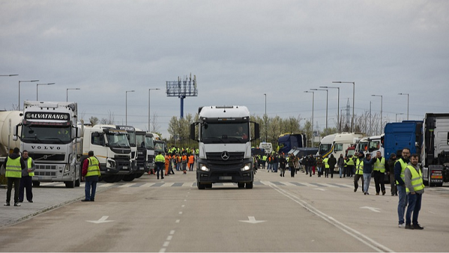 España: sindicatos salen a la calle y se unen al paro de transportistas que comienza a paralizar el país