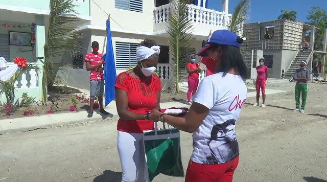 Entrega de nuevas viviendas a pobladores de la comunidad de Cecilia, en Guantánamo.