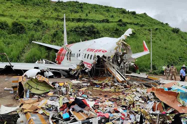 Aumentan a 18 los muertos del accidente de avión en la India