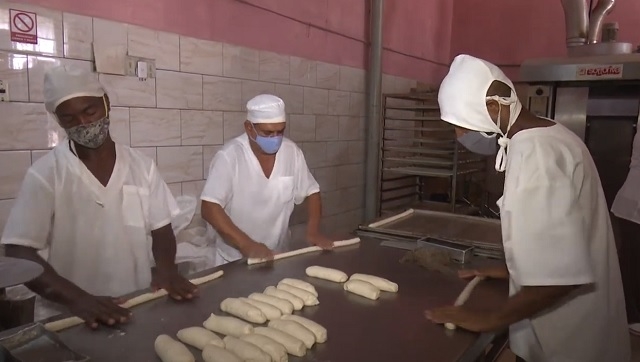 Regulan venta de pan liberado en Guantánamo