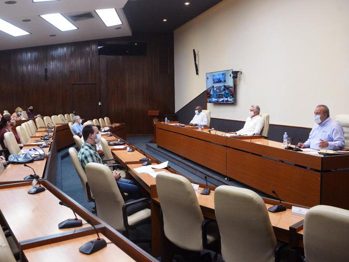 El éxito que logremos en el actual escenario dependerá de la efectividad con que se apliquen las medidas institucionales y la manera en que cada uno de nuestros compatriotas las asuma, con un comportamiento social disciplinado, cívico y decente, destacó Díaz-Canel Foto: Estudios Revolución