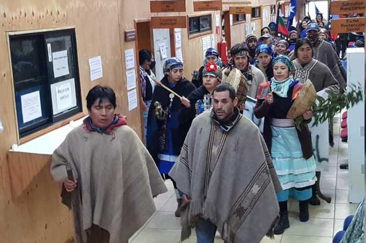 En medio de tensiones, mapuches ocupan alcaldía en región de Chile